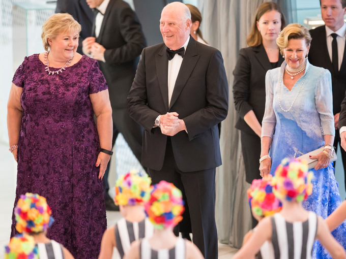 Jubilantene ankom Operaen klokken 19.00, der statsminister Erna Solberg tok i mot. Foto: Heiko Junge / NTB scanpix